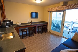 Pelham Suite, 2 Queen and 1 Sofa Bed, Kitchenette, Oceanfront Private Balcony | Cozinha americana privada | Geladeira, micro-ondas, cafeteira/chaleira