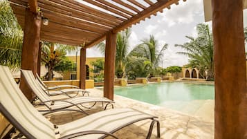 Outdoor pool, open 10:00 AM to 10:00 PM, pool loungers