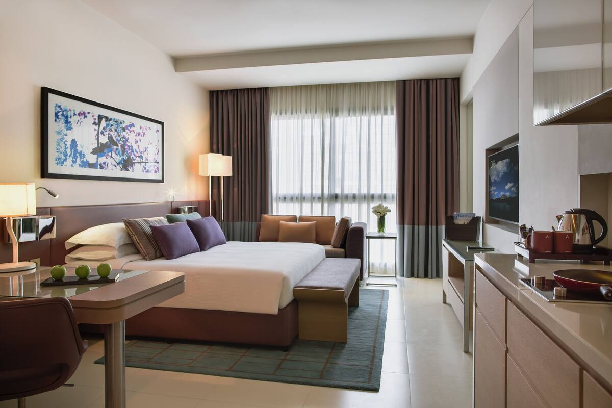 Chăn bông, minibar, két bảo mật tại phòng, bàn 