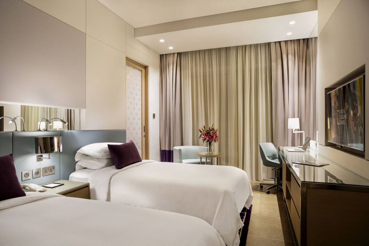 Chăn bông, minibar, két bảo mật tại phòng, bàn 