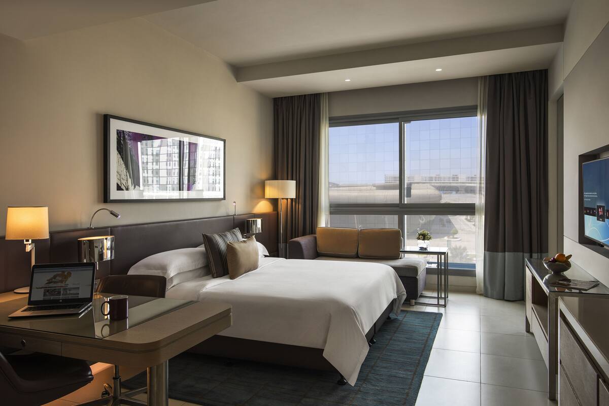 Chăn bông, minibar, két bảo mật tại phòng, bàn 