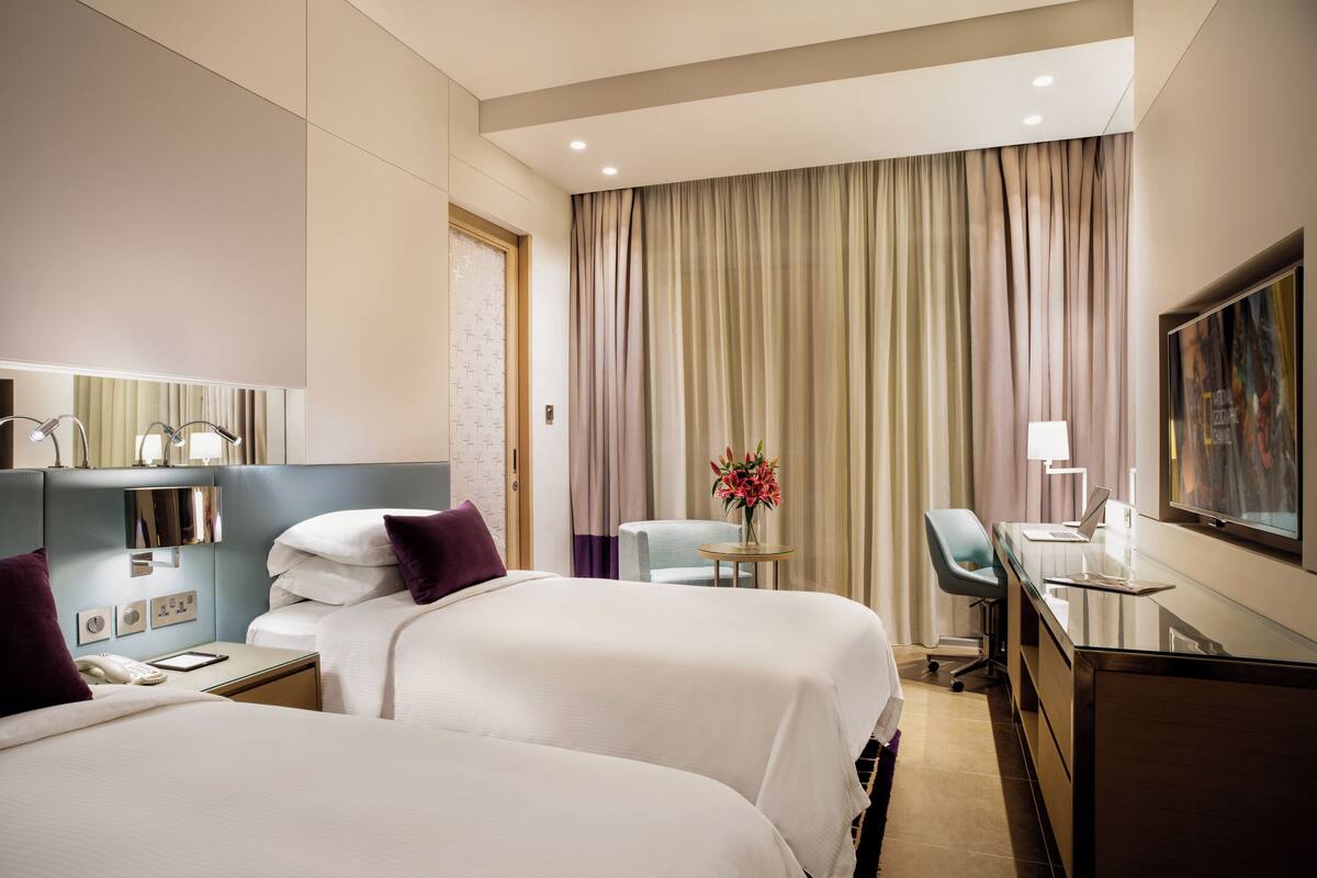Chăn bông, minibar, két bảo mật tại phòng, bàn 