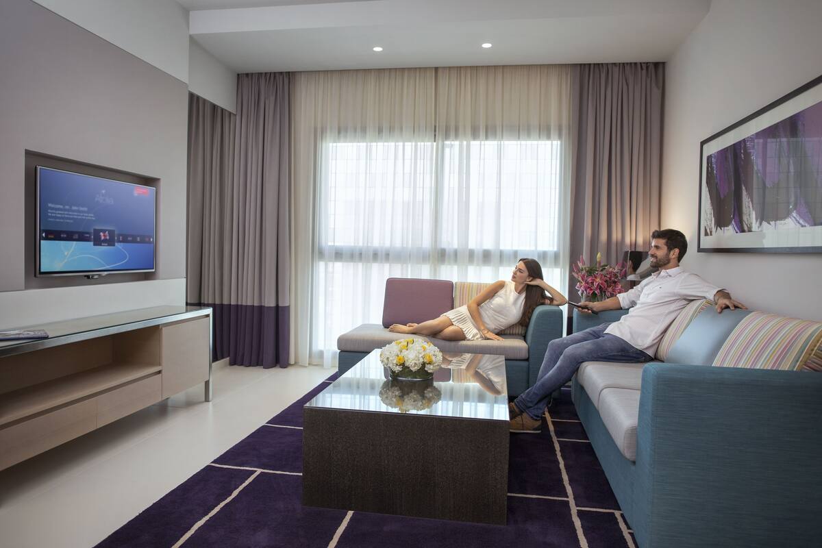 Phòng Suite, 1 phòng ngủ | Khu phòng khách | TV LED 48-inch có truyền hình vệ tinh, TV 