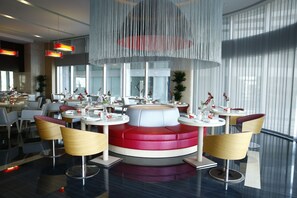 Desayuno de autoservicio (AED 80 por persona)