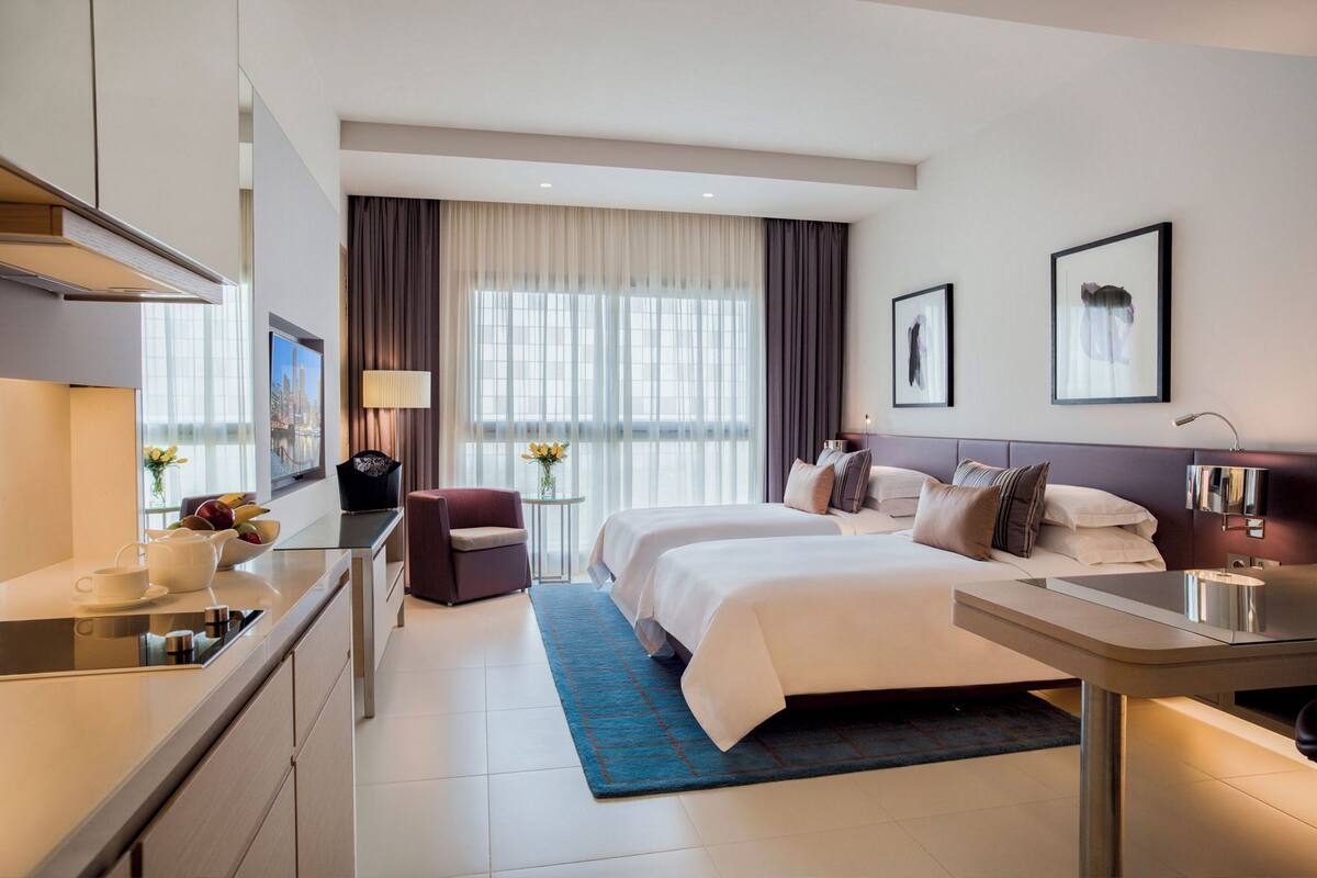 Chăn bông, minibar, két bảo mật tại phòng, bàn 