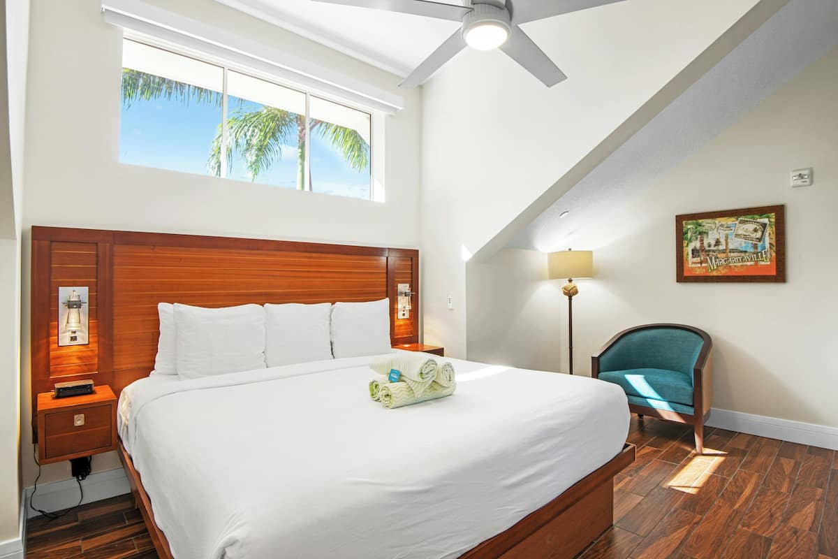 Condo standard, 1 quarto | Cofres nos quartos, ferros/tábuas de passar roupa, Wi-Fi de cortesia