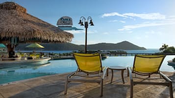 2 piscines extérieures, parasols de plage, chaises longues