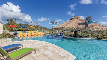 2 piscines extérieures, parasols de plage, chaises longues