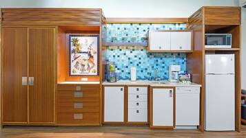 Coffee/tea maker, fridge, microwave, dishwasher