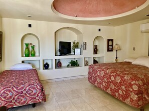 Habitació individual bàsica, 1 llit de matrimoni gran | Decoració individual, mobiliari individual i cortines opaques 