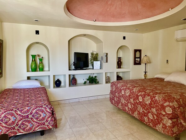 Basic Single Room, 1 King Bed | Individually decorated, individually furnished, blackout curtains - Hospedaje Mulege (Puerto Peñasco)