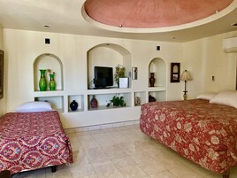 Basic Single Room, 1 King Bed | Individually decorated, individually furnished, blackout drapes