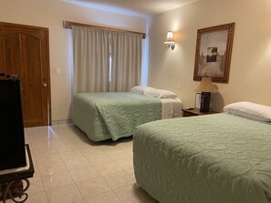 Habitación individual básica, 2 camas Queen size | Decoración personalizada, muebles diferentes y cortinas blackout 
