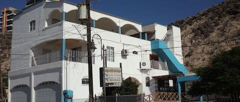 Vista frontal de la propiedad