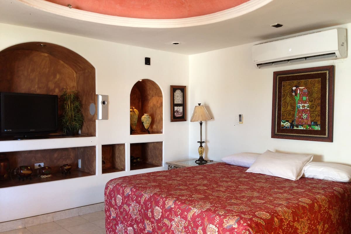 Basic Single Room, 1 King Bed | Individually decorated, individually furnished, blackout drapes