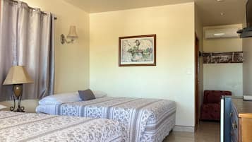 Basic Single Room, Two King Beds | Decoración personalizada, muebles diferentes y cortinas blackout