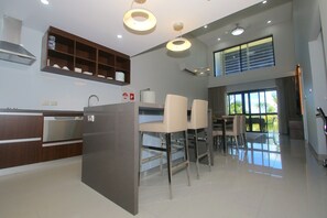 Coffee/tea maker, highchair