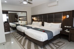 标准房, 2 张大床 | 1 多间卧室、客房内保险箱、办公桌、熨斗/熨衣板