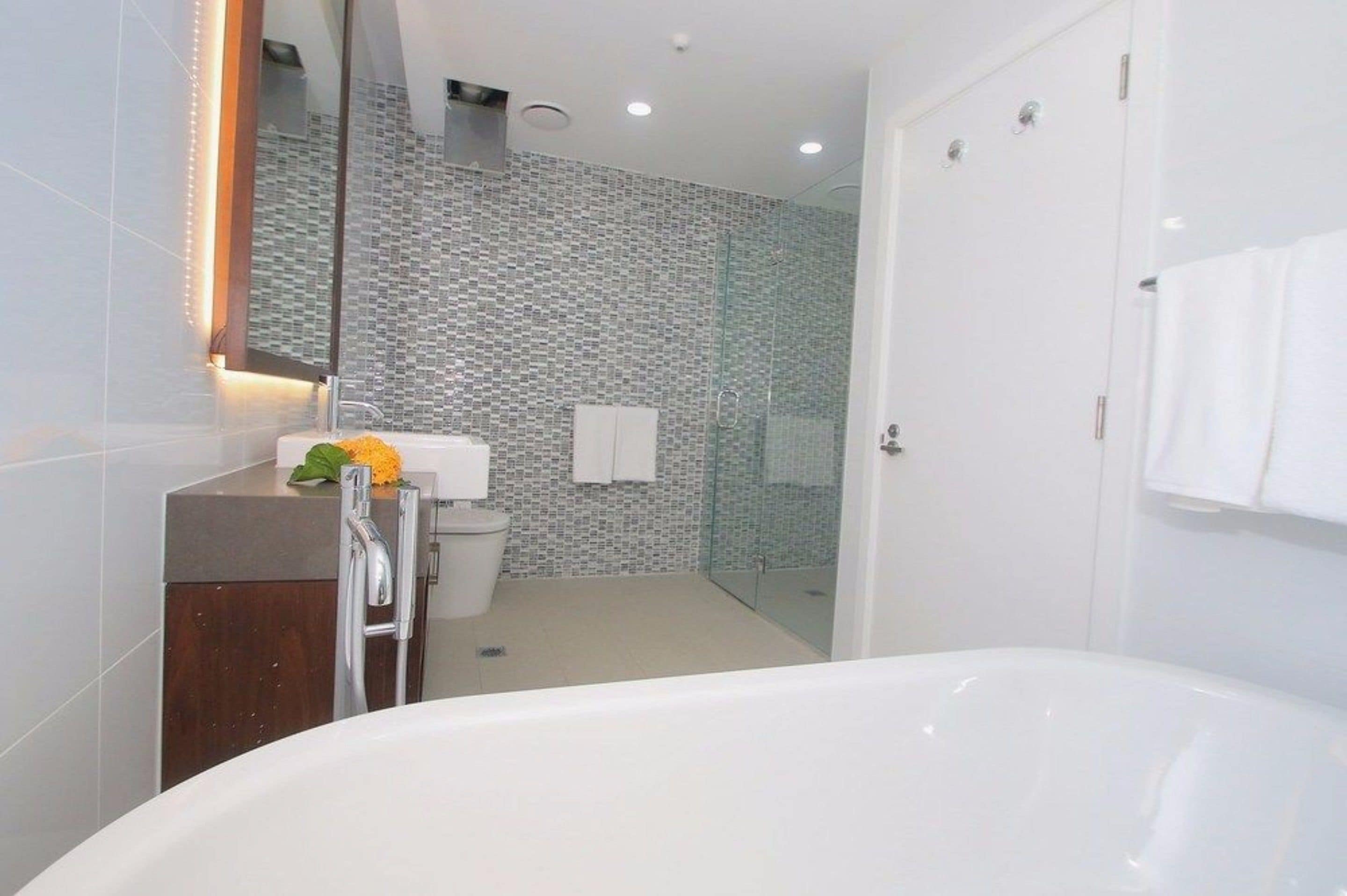 apartment, 2 bedrooms | bathroom | shower, free toiletries, towels, shampoo