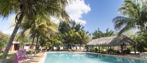Una piscina al aire libre