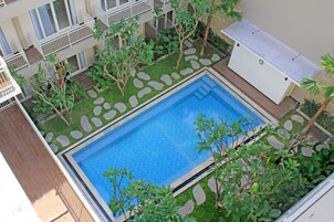 Kolam renang outdoor, dengan kursi berjemur