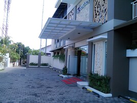 Pintu masuk properti