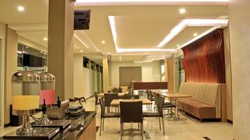 Café da manhã com buffet todos os dias (IDR 45000 por pessoa)