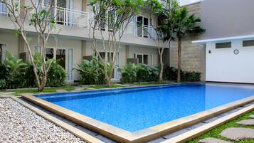 Piscina externa, espreguiçadeiras