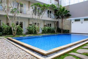 Kolam renang outdoor, dengan kursi berjemur