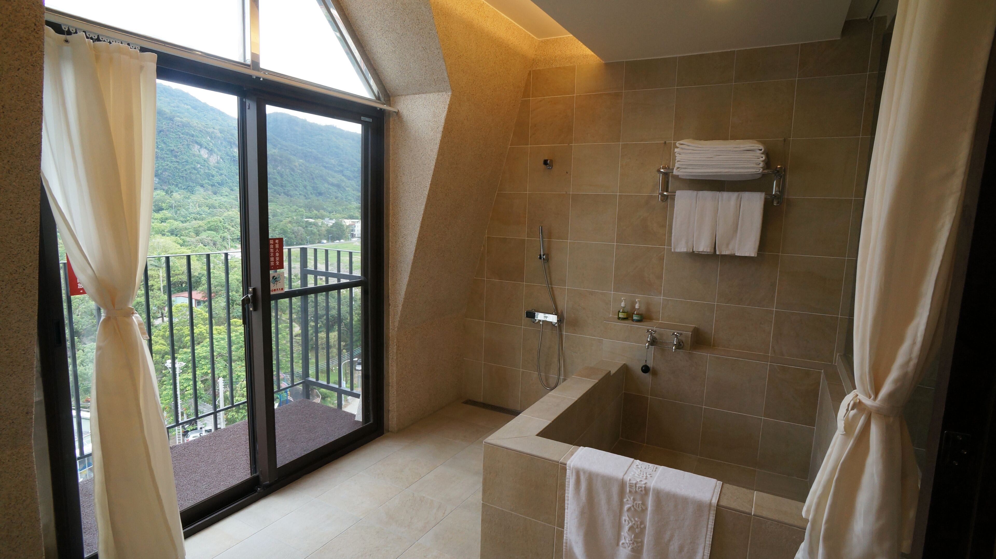 luxury japanese style family room | mountain view