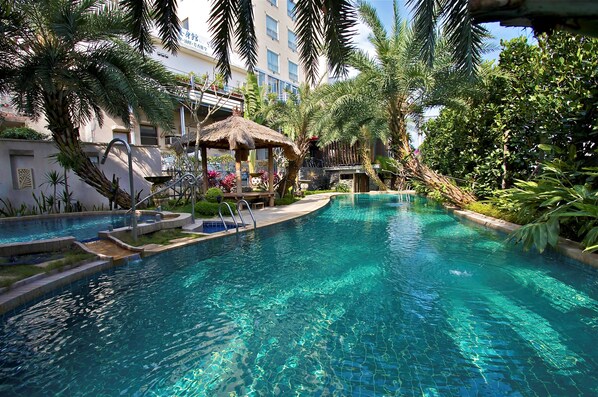 Outdoor pool - Hotel Les Champs Jiaosi (Jiaoxi)