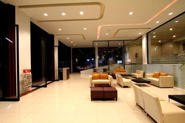 办公桌、遮光窗帘、折叠床/加床（额外收费）、免费 WiFi