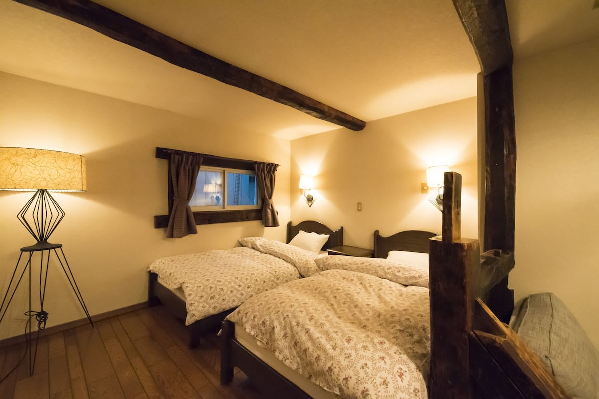 Woody Triple Bedroom with Shared Bathroom | In-room safe, free WiFi