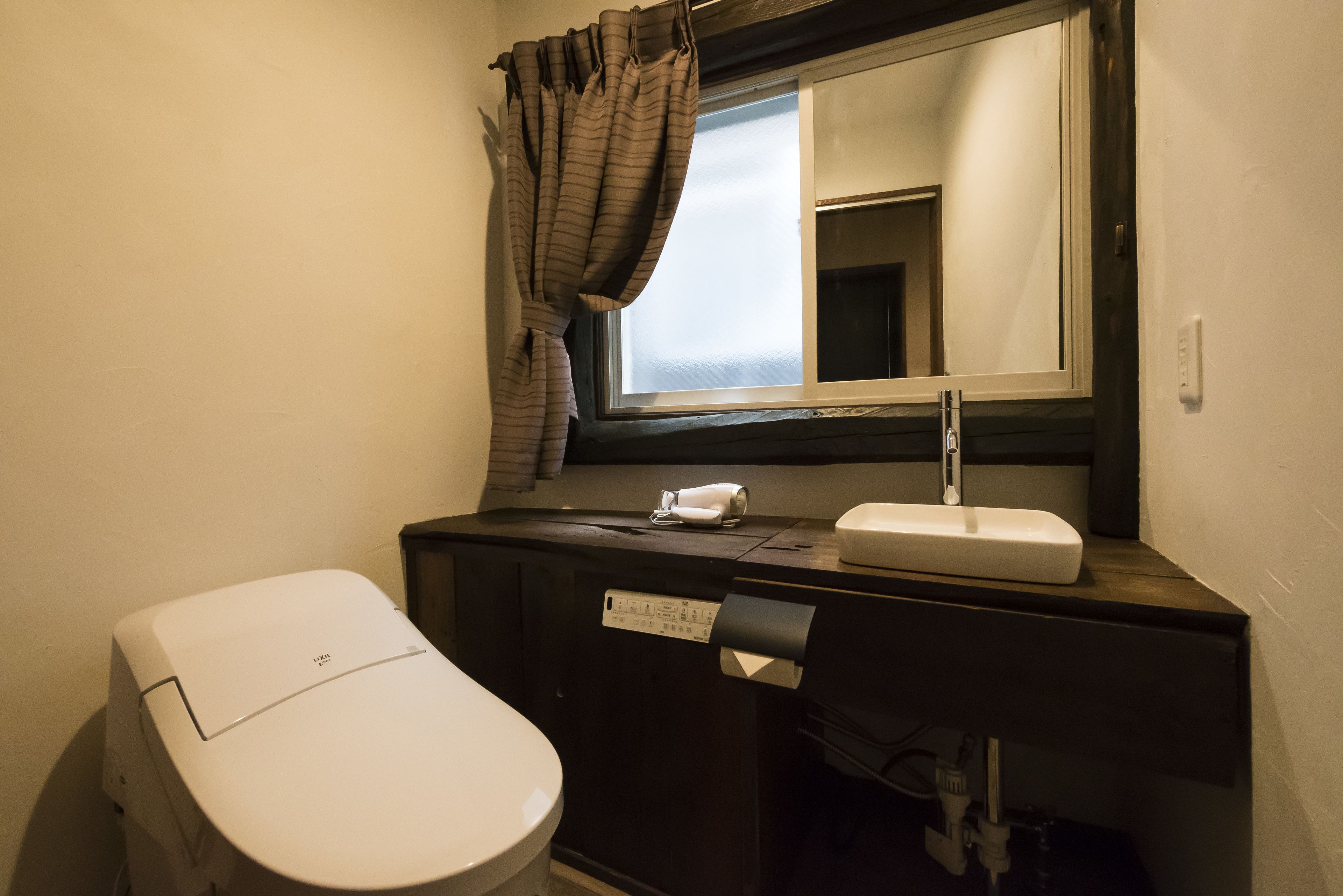 woody triple bedroom with shared bathroom | room amenity