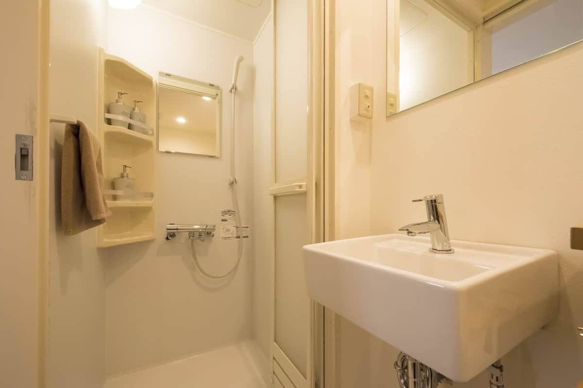 designers room "bahn" | bathroom | free toiletries, hair dryer, slippers, towels