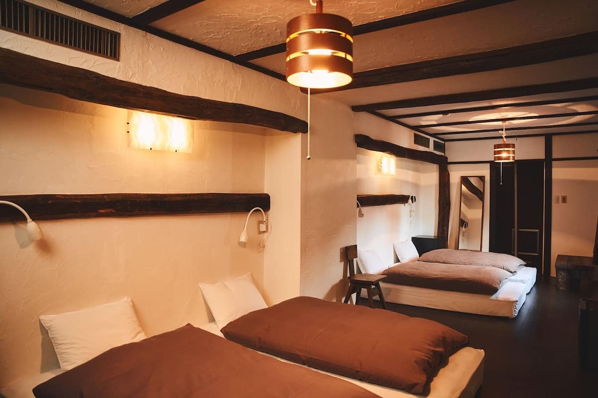 deluxe 4 bed with private bathroom | in-room safe, free wifi