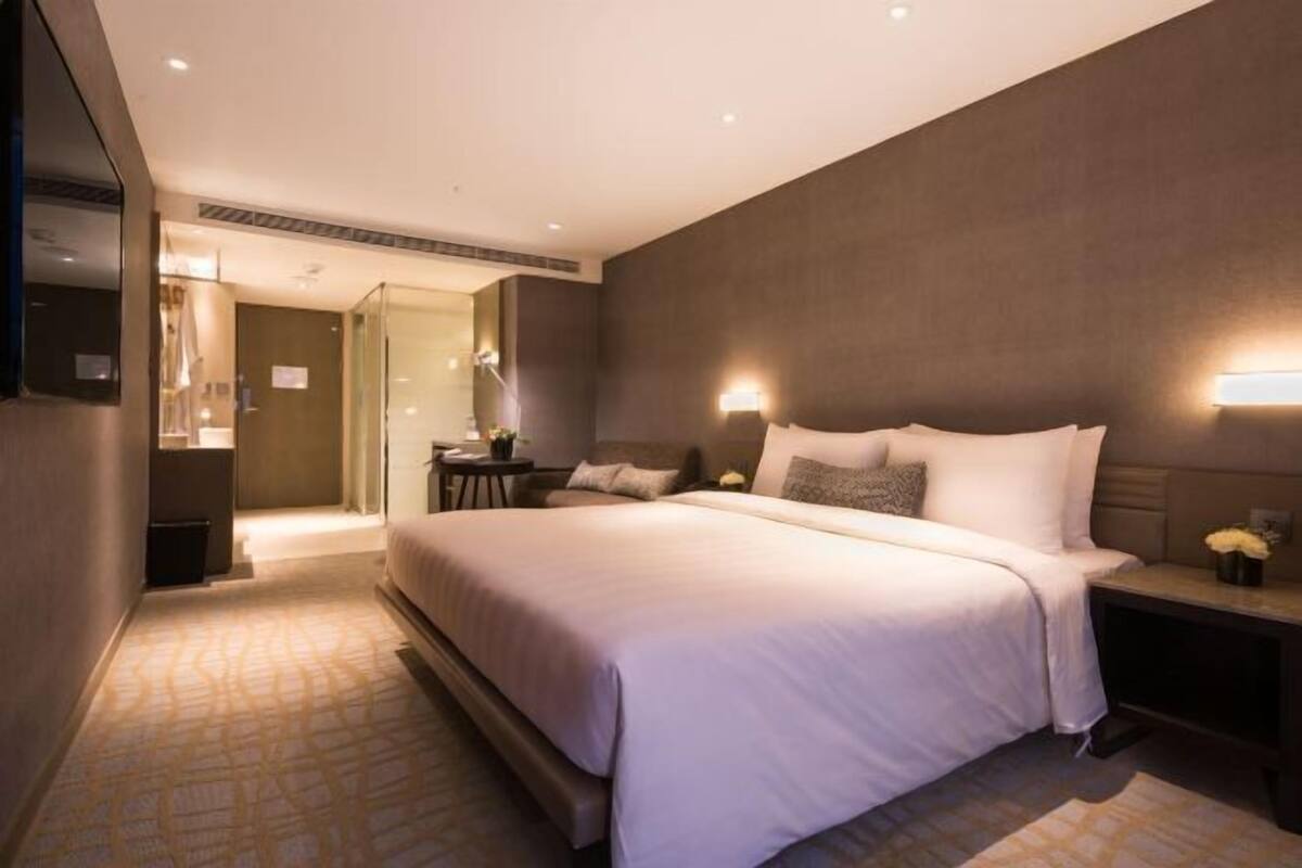Premium bedding, in-room safe, free WiFi, bed sheets