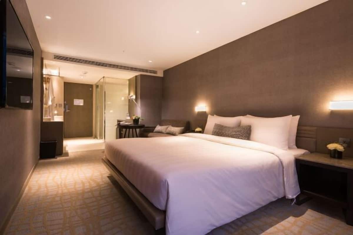 Premium bedding, in-room safe, free WiFi, bed sheets