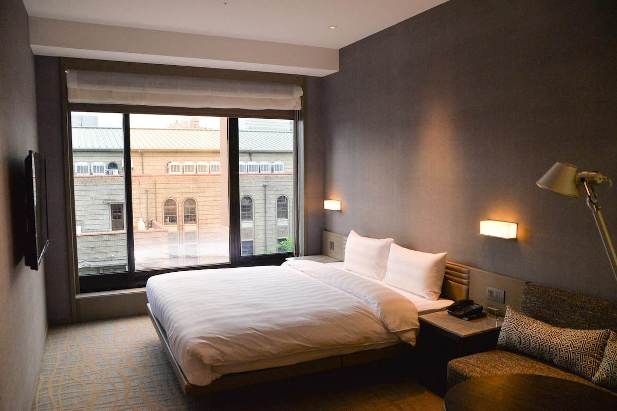 Habitación doble Deluxe, vista a la ciudad | Ropa de cama de alta calidad y caja de seguridad en la habitación
