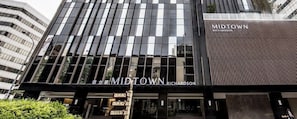Un edificio moderno con el letrero 'MIDTOWN RICHARDSON'.