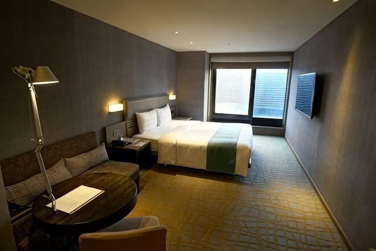 Premium bedding, in-room safe, free WiFi, bed sheets