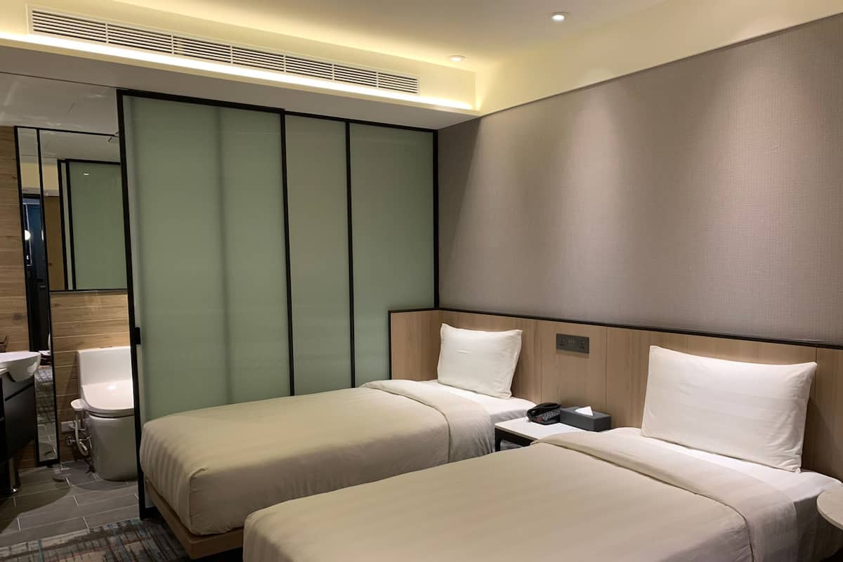 Habitación Elite con 2 camas individuales, sin ventanas | Ropa de cama de alta calidad y caja de seguridad en la habitación