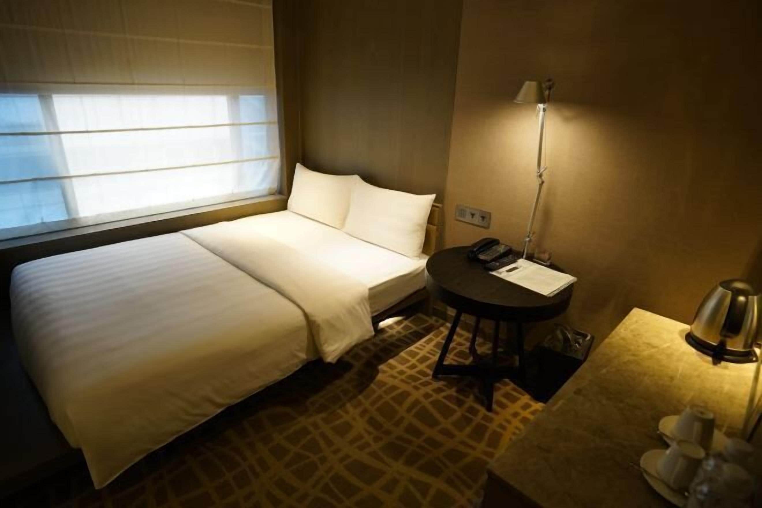 Premium bedding, in-room safe, WiFi (free), bed sheets