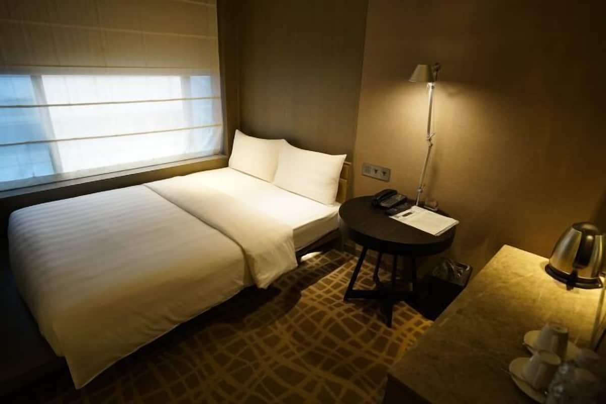Premium bedding, in-room safe, free WiFi, bed sheets