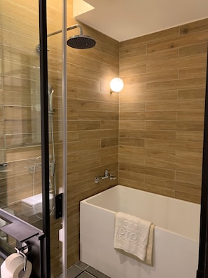 Habitación triple estándar, sin ventanas | Amenidades de baño | Regadera, secadora de cabello, toallas, shampoo