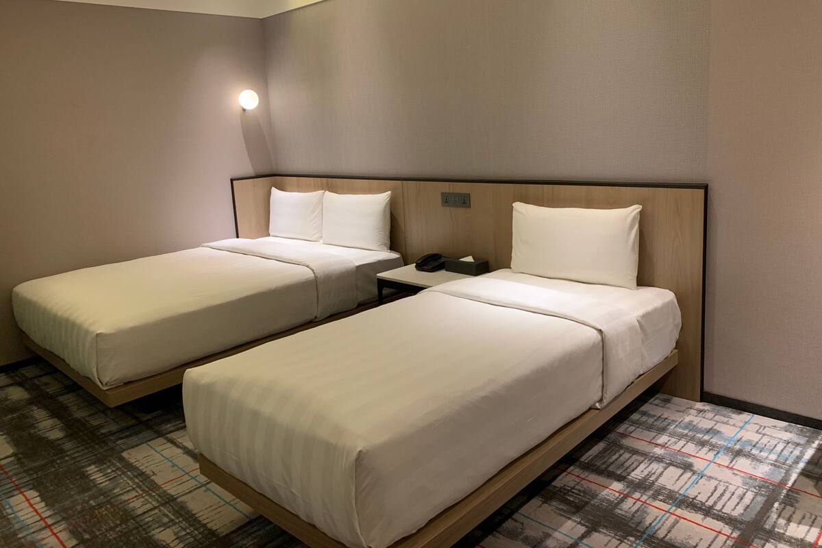 Premium bedding, in-room safe, free WiFi, bed sheets