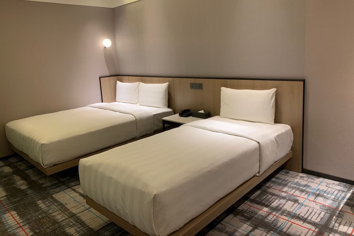 Habitación triple estándar, sin ventanas | Ropa de cama de alta calidad y caja de seguridad en la habitación