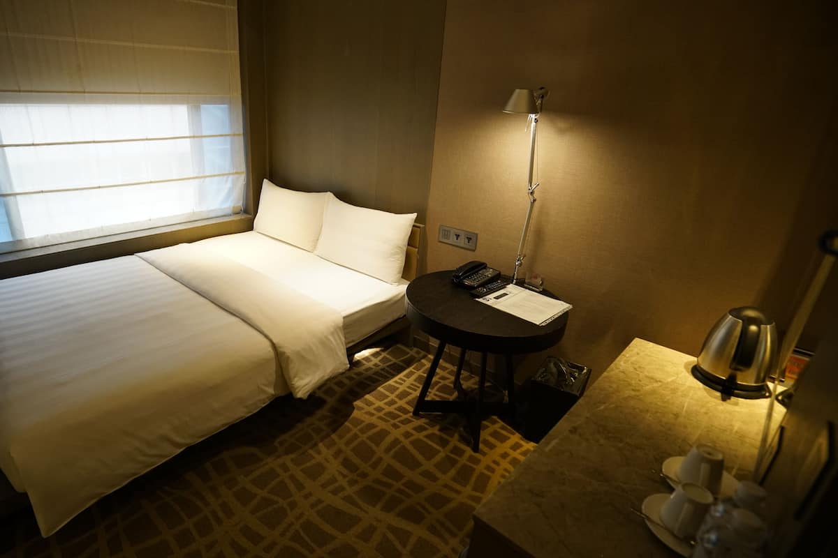 Habitación doble estándar | Ropa de cama de alta calidad y caja de seguridad en la habitación