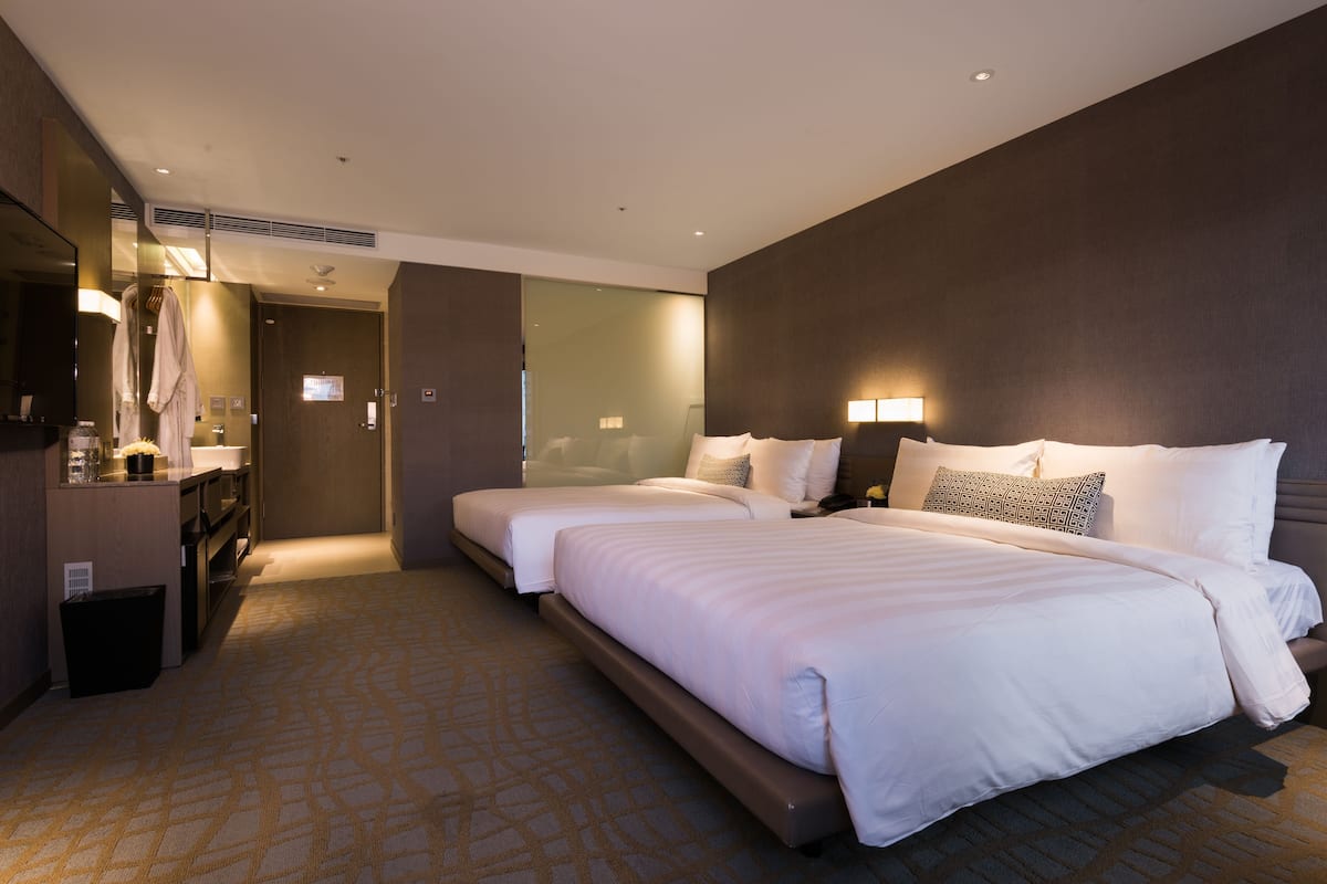 Premium bedding, in-room safe, free WiFi, bed sheets