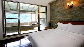 Habitación doble Deluxe (Hot Spring) | Escritorio y camas extra